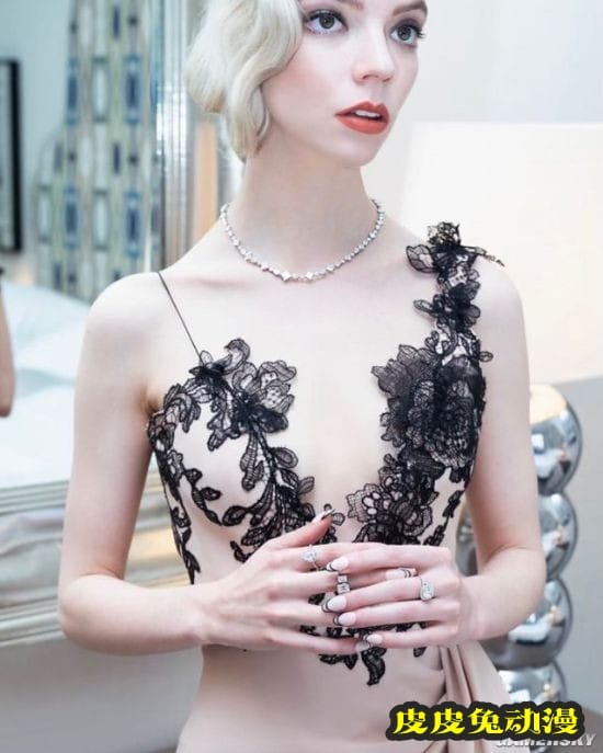 安雅泰勒-乔伊片场美照 深V露肩装高佻性感