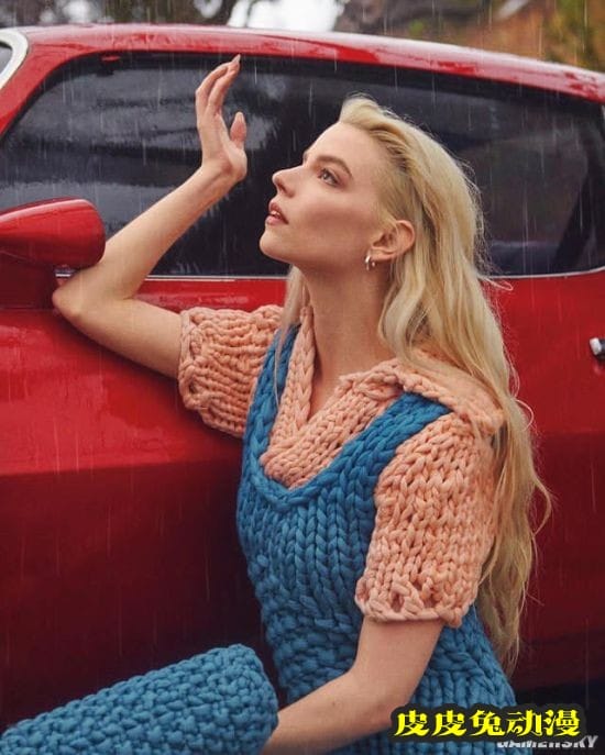 安雅泰勒-乔伊片场美照 深V露肩装高佻性感