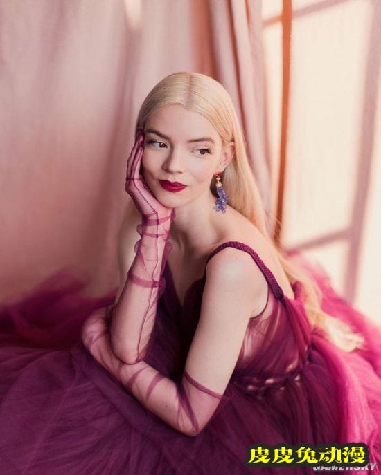 安雅泰勒-乔伊片场美照 深V露肩装高佻性感