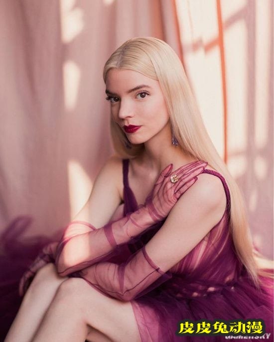 安雅泰勒-乔伊片场美照 深V露肩装高佻性感