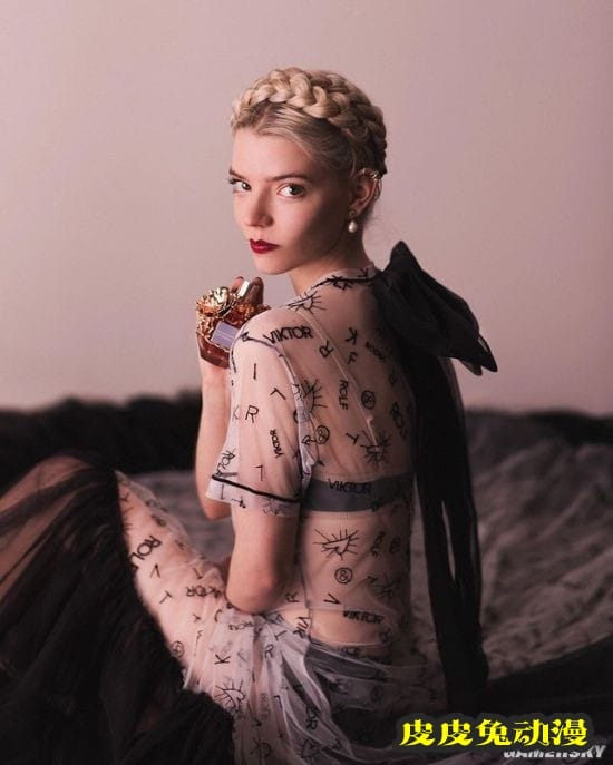 安雅泰勒-乔伊片场美照 深V露肩装高佻性感