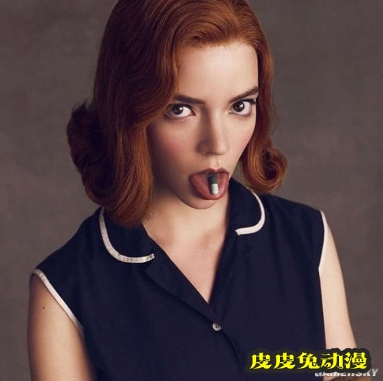 安雅泰勒-乔伊片场美照 深V露肩装高佻性感