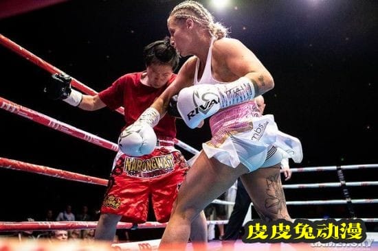 美女拳击手穿蕾丝内衣过磅走红 被对手批不尊重比赛