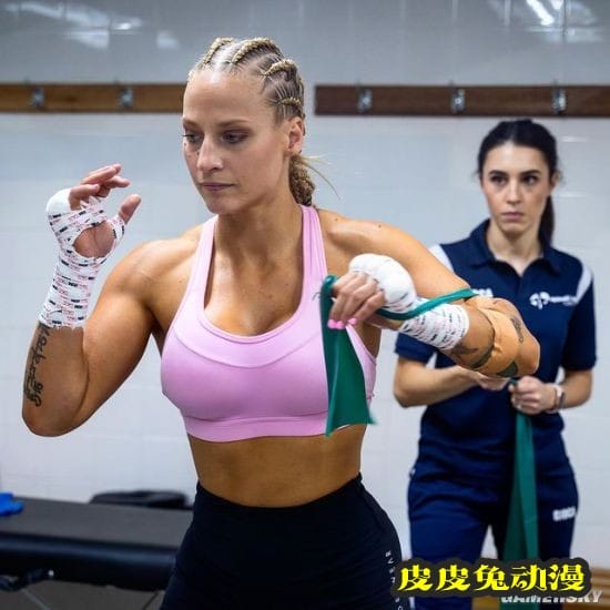 美女拳击手穿蕾丝内衣过磅走红 被对手批不尊重比赛