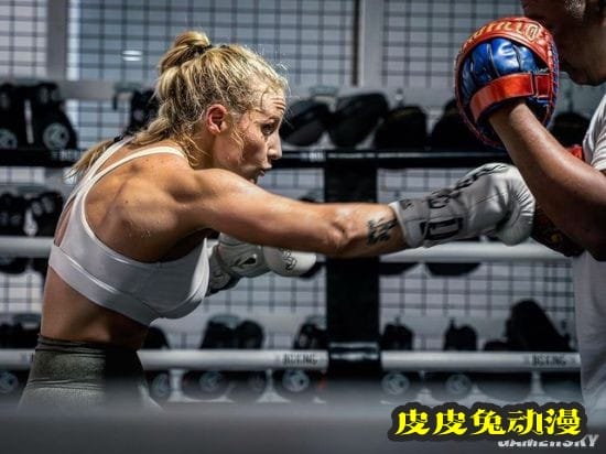 美女拳击手穿蕾丝内衣过磅走红 被对手批不尊重比赛