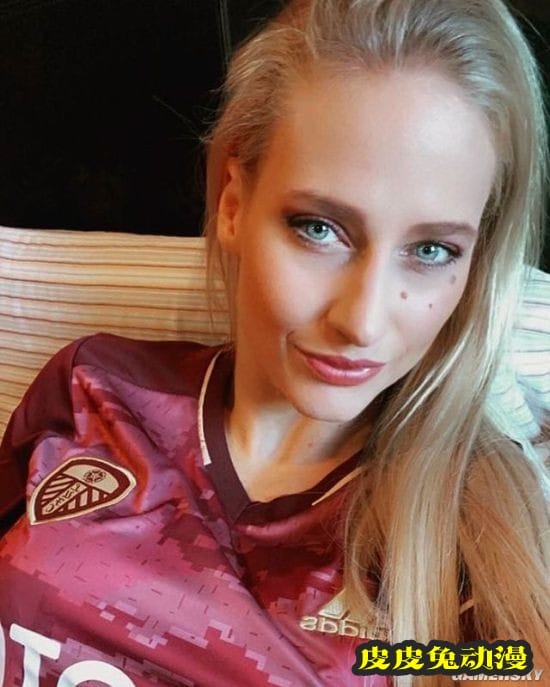 美女拳击手穿蕾丝内衣过磅走红 被对手批不尊重比赛