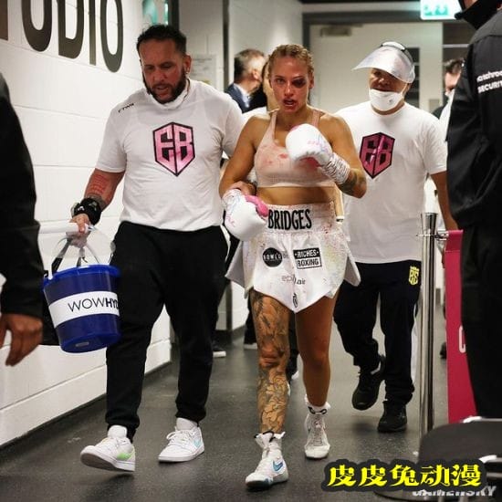 美女拳击手穿蕾丝内衣过磅走红 被对手批不尊重比赛