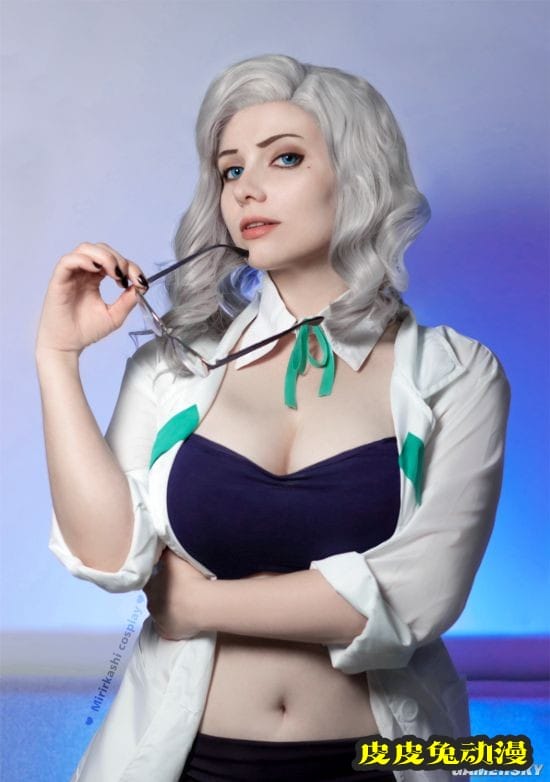 前凸后翘的绝对肉感 白皙俄妹COSER御姐气场十足-皮皮兔动漫