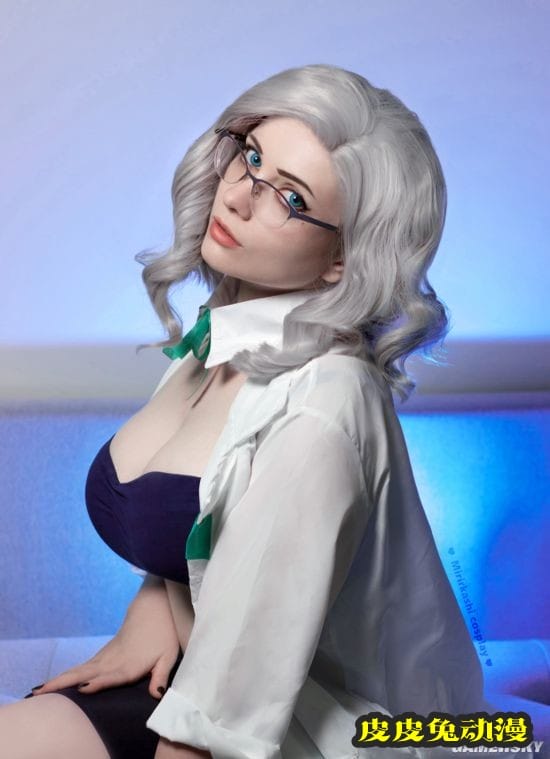 前凸后翘的绝对肉感 白皙俄妹COSER御姐气场十足