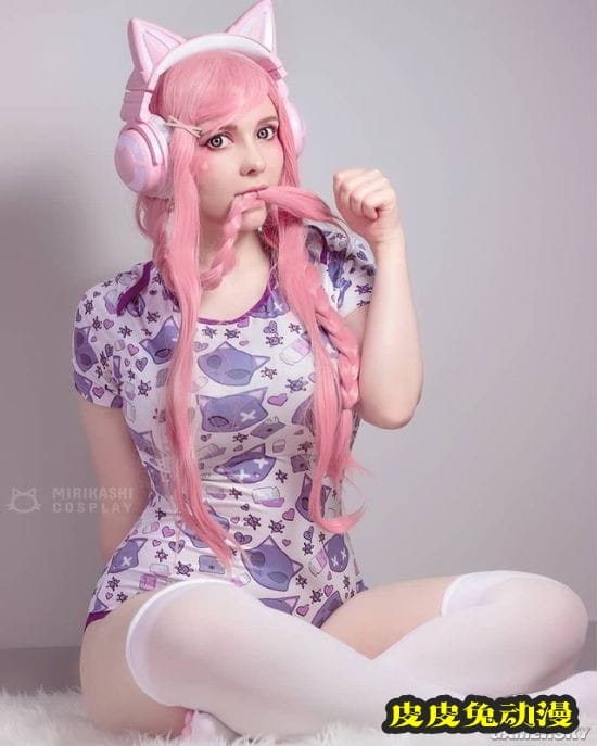 前凸后翘的绝对肉感 白皙俄妹COSER御姐气场十足