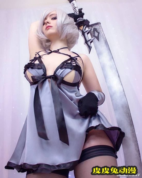 前凸后翘的绝对肉感 白皙俄妹COSER御姐气场十足