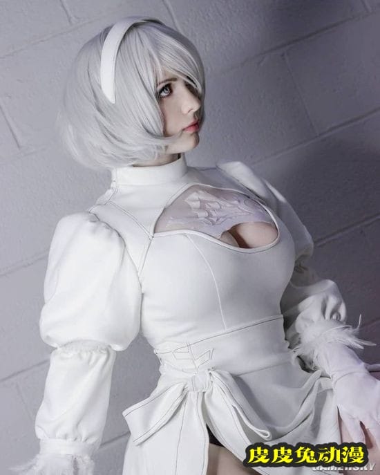 前凸后翘的绝对肉感 白皙俄妹COSER御姐气场十足