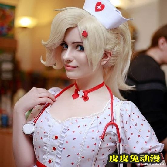 前凸后翘的绝对肉感 白皙俄妹COSER御姐气场十足