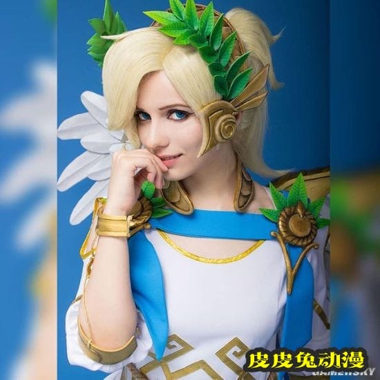 前凸后翘的绝对肉感 白皙俄妹COSER御姐气场十足