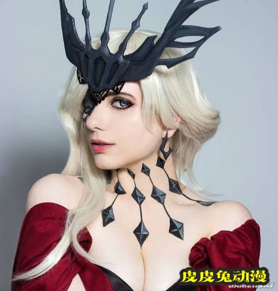 前凸后翘的绝对肉感 白皙俄妹COSER御姐气场十足