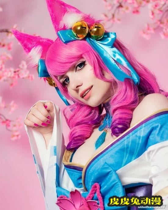 前凸后翘的绝对肉感 白皙俄妹COSER御姐气场十足