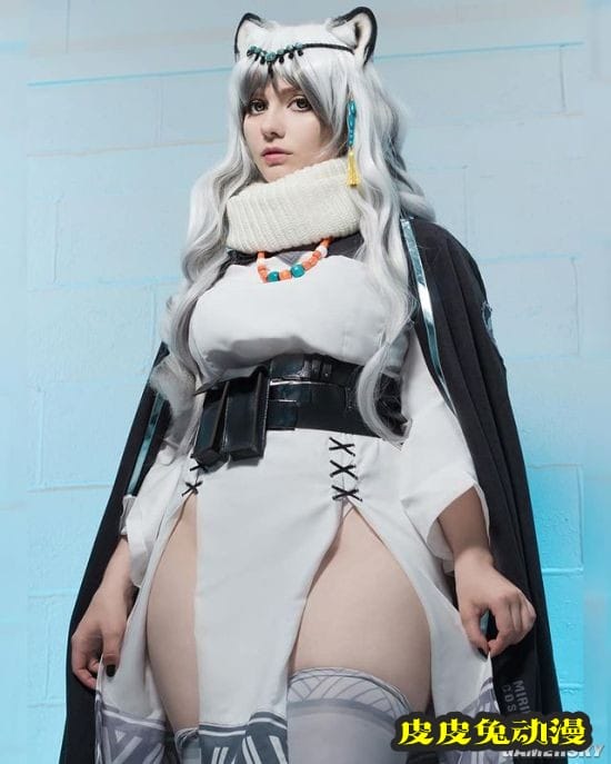 前凸后翘的绝对肉感 白皙俄妹COSER御姐气场十足