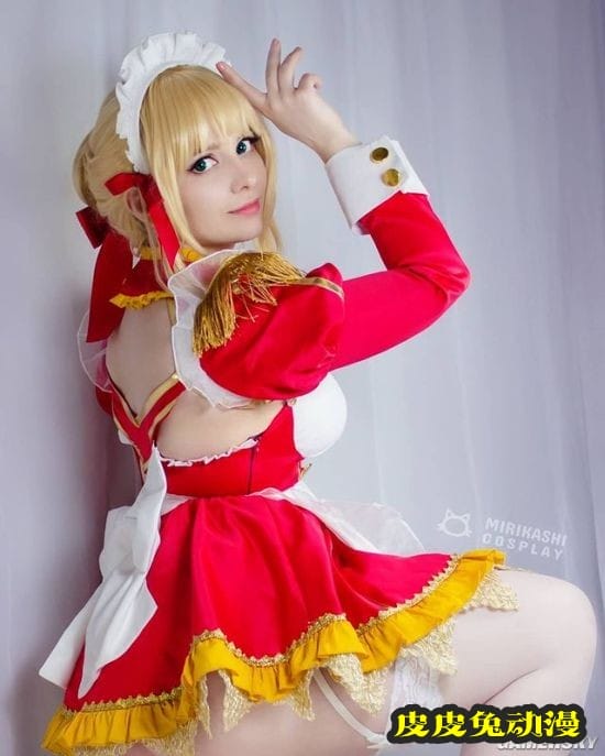 前凸后翘的绝对肉感 白皙俄妹COSER御姐气场十足