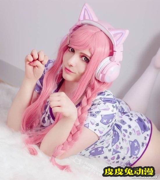 前凸后翘的绝对肉感 白皙俄妹COSER御姐气场十足