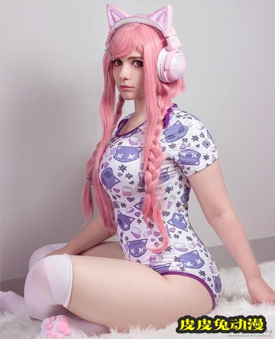 前凸后翘的绝对肉感 白皙俄妹COSER御姐气场十足