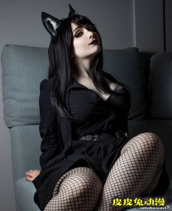 前凸后翘的绝对肉感 白皙俄妹COSER御姐气场十足