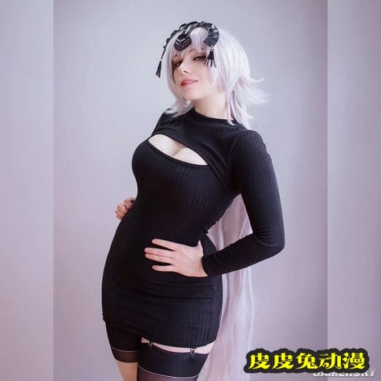 前凸后翘的绝对肉感 白皙俄妹COSER御姐气场十足