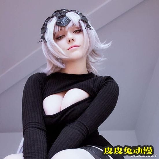 前凸后翘的绝对肉感 白皙俄妹COSER御姐气场十足