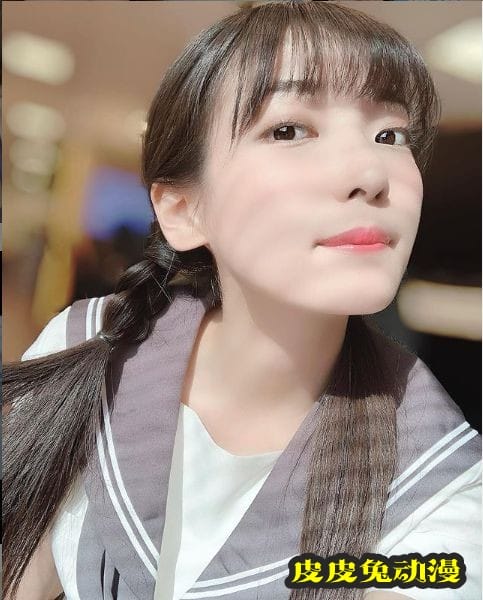 听妈妈的话拍泳装写真走红 19岁美少女樱田爱音