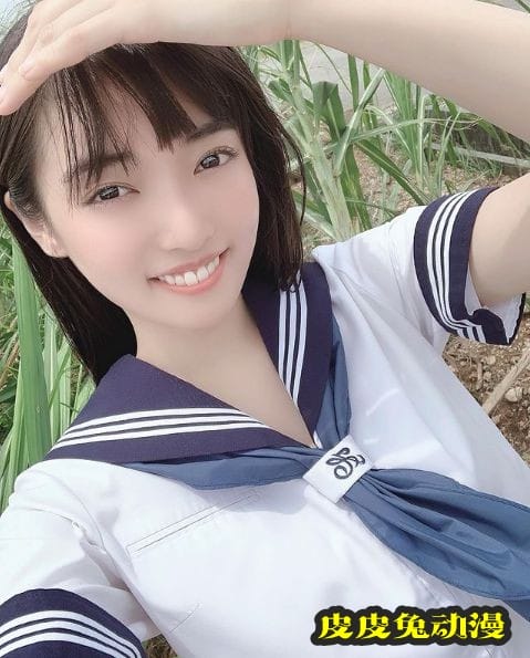 听妈妈的话拍泳装写真走红 19岁美少女樱田爱音