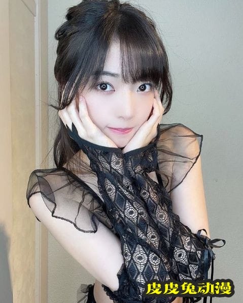 听妈妈的话拍泳装写真走红 19岁美少女樱田爱音