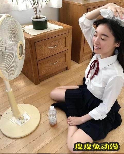 听妈妈的话拍泳装写真走红 19岁美少女樱田爱音