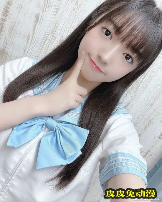 听妈妈的话拍泳装写真走红 19岁美少女樱田爱音