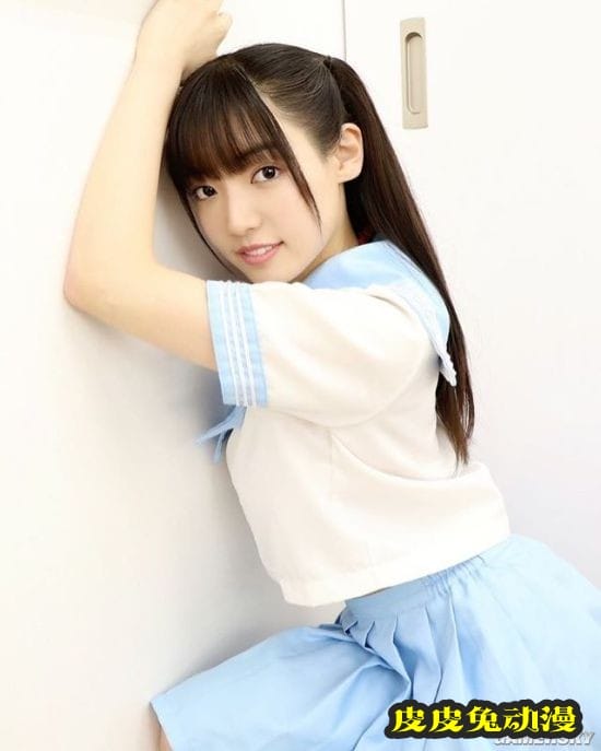 听妈妈的话拍泳装写真走红 19岁美少女樱田爱音