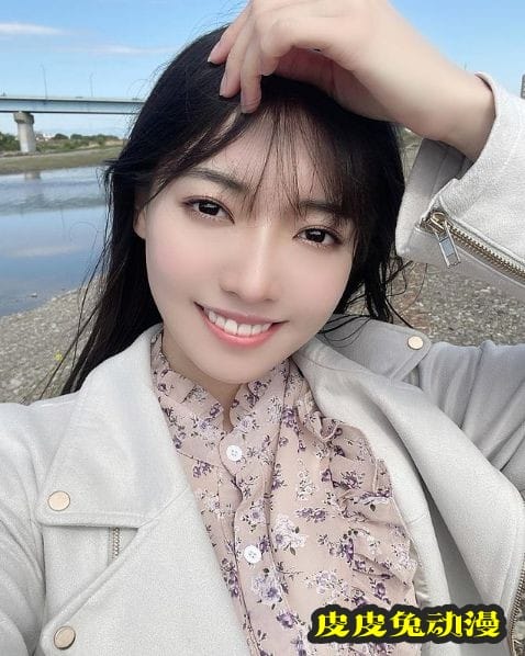 听妈妈的话拍泳装写真走红 19岁美少女樱田爱音