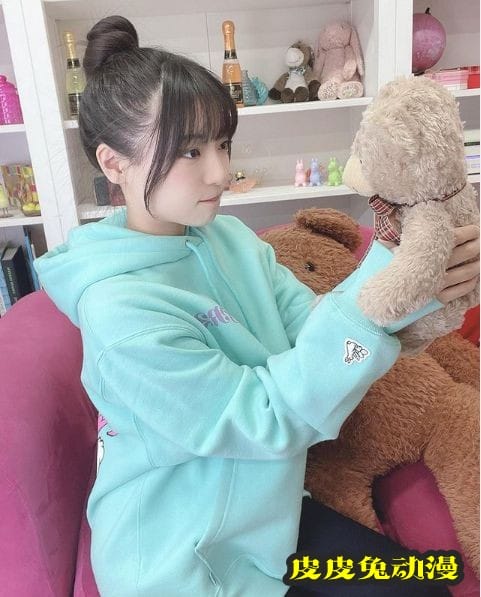 听妈妈的话拍泳装写真走红 19岁美少女樱田爱音