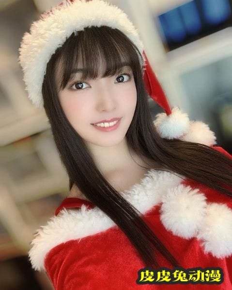 听妈妈的话拍泳装写真走红 19岁美少女樱田爱音