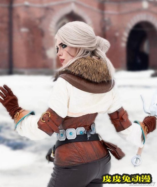 俄妹COS《巫师》内衣版希里 身缠布条的女术士