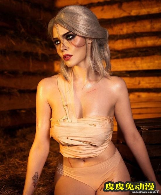 俄妹COS《巫师》内衣版希里 身缠布条的女术士