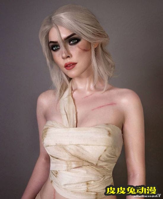 俄妹COS《巫师》内衣版希里 身缠布条的女术士