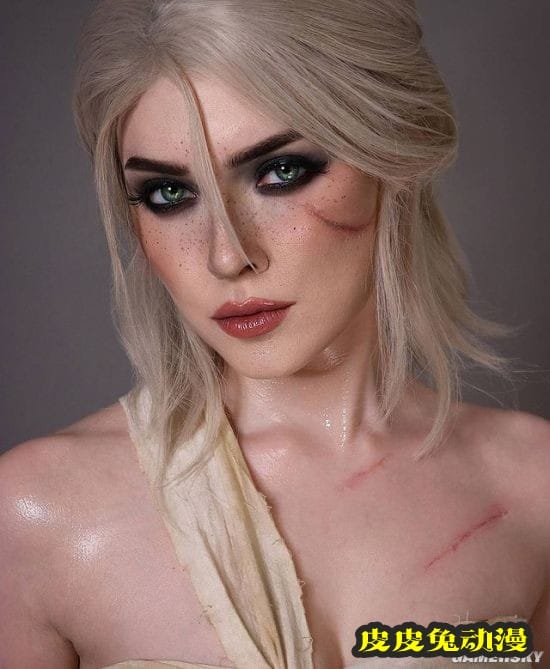 俄妹COS《巫师》内衣版希里 身缠布条的女术士