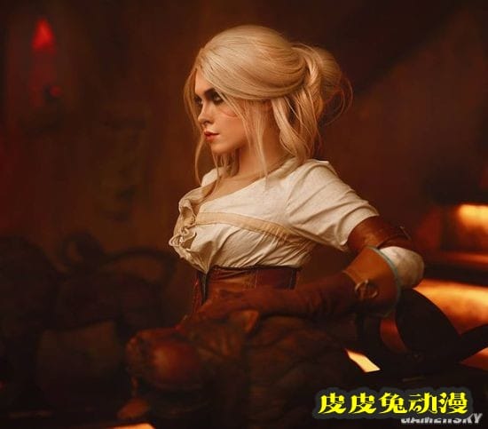 俄妹COS《巫师》内衣版希里 身缠布条的女术士