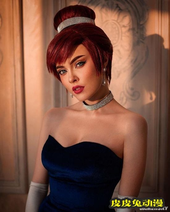 俄妹COS《巫师》内衣版希里 身缠布条的女术士