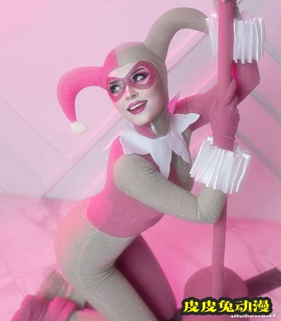 俄妹COS《巫师》内衣版希里 身缠布条的女术士