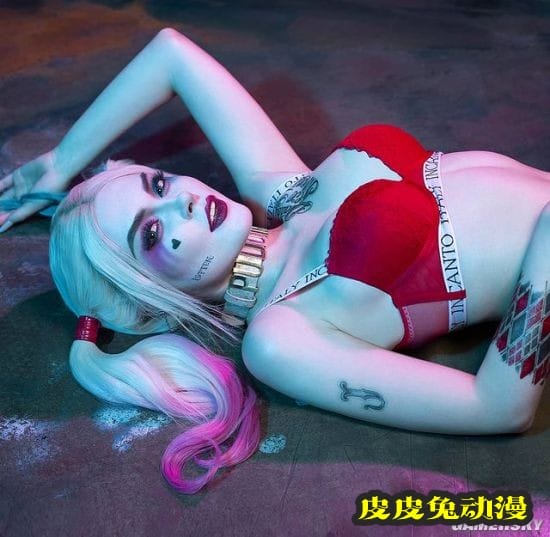 俄妹COS《巫师》内衣版希里 身缠布条的女术士