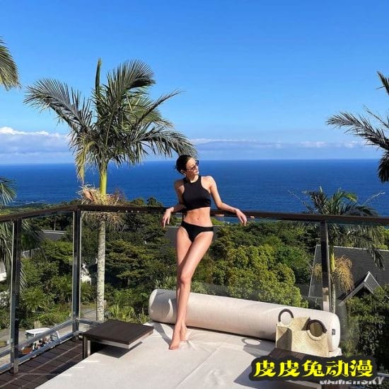 九头身大长腿女星菜菜绪 展现一字马技能获网友大赞-皮皮兔动漫