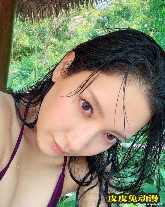 九头身大长腿女星菜菜绪 展现一字马技能获网友大赞