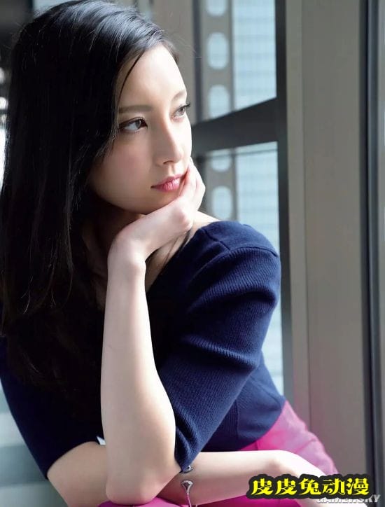 九头身大长腿女星菜菜绪 展现一字马技能获网友大赞