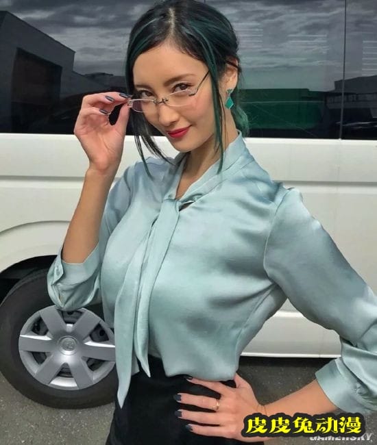 九头身大长腿女星菜菜绪 展现一字马技能获网友大赞