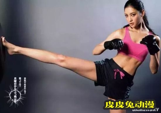 九头身大长腿女星菜菜绪 展现一字马技能获网友大赞