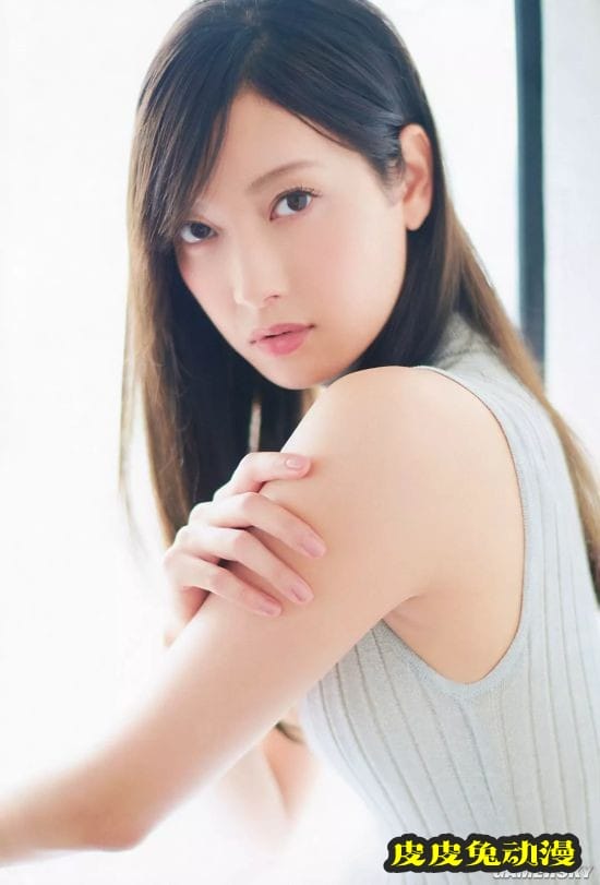 九头身大长腿女星菜菜绪 展现一字马技能获网友大赞